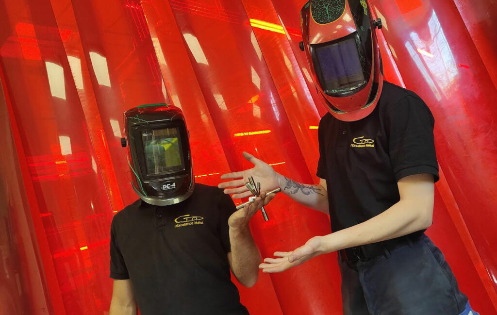 2 soudeurs de l'équipe de Ctm Laser avec des masques de soudeurs.