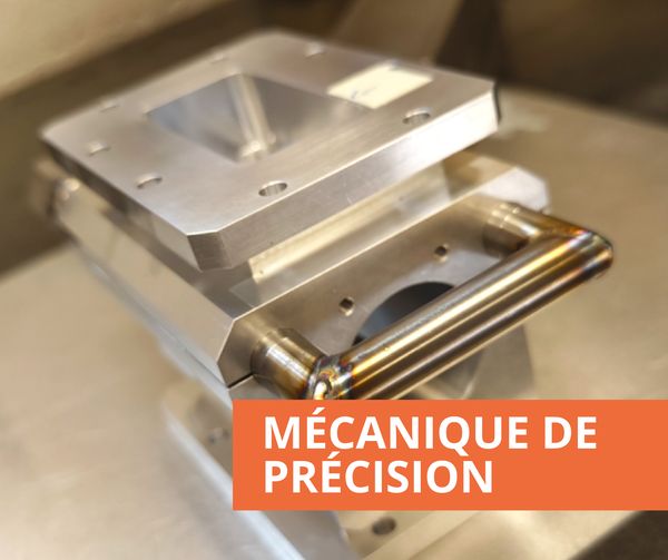 mage montrant un composant mécanique usiné avec une grande précision. La pièce métallique, finement détaillée, reflète l'expertise en mécanique de précision. En bas à droite, le texte "MÉCANIQUE DE PRÉCISION" est affiché en blanc sur un fond orange, mettant en valeur la spécialisation dans ce domaine.