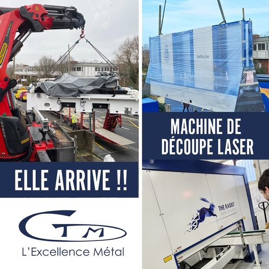 Image montrant plusieurs étapes de l'installation d'une nouvelle machine de découpe laser. La photo à gauche montre une grue déchargeant une grande machine emballée. Les images à droite montrent la machine en cours de déballage et d'installation, avec le texte "MACHINE DE DÉCOUPE LASER" sur fond bleu. En bas à gauche, le texte "ELLE ARRIVE !!" est affiché en blanc sur fond bleu. Le logo de l'entreprise "CTM L'Excellence Métal" est visible en bas de l'image, soulignant leur investissement dans de nouvelles technologies de découpe laser.