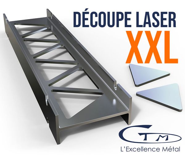 Image montrant une grande pièce métallique découpée avec précision à l'aide de la technologie de découpe laser. Deux triangles métalliques découpés sont visibles à côté de la pièce principale. En haut à droite, le texte "DÉCOUPE LASER XXL" est affiché en bleu et orange. Le logo de l'entreprise "CTM L'Excellence Métal" est visible en bas à droite, soulignant la spécialisation de l'entreprise dans les solutions de découpe laser de grande envergure.