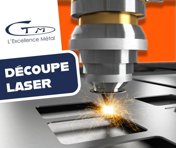 Image mettant en avant une machine de découpe laser en action, avec des étincelles visibles alors qu'elle découpe une feuille de métal. En haut à gauche, le logo de l'entreprise "CTM L'Excellence Métal" est affiché. Le texte "DÉCOUPE LASER" est également visible en bas à gauche sur un fond bleu foncé. L'arrière-plan orange vif met en valeur la technologie avancée et la précision de la découpe laser.