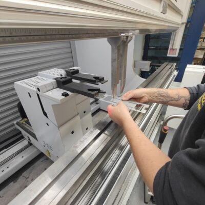 Plieuse Opérateur travaillant sur une plieuse métal.