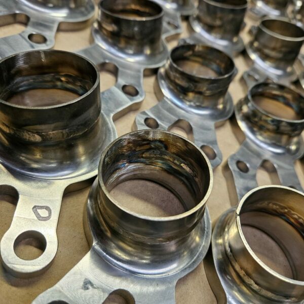 Série de pièces métalliques tubulaires soudées – composants usinés et assemblés avec précision pour applications industrielles, production en série par CTM Laser. Echappement.