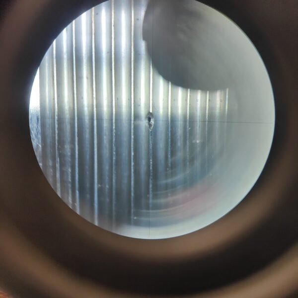 Observation d’un filetage sur surface métallique à travers un dispositif optique – contrôle qualité de précision chez CTM Laser. Soudure laser. Ajout de matière.