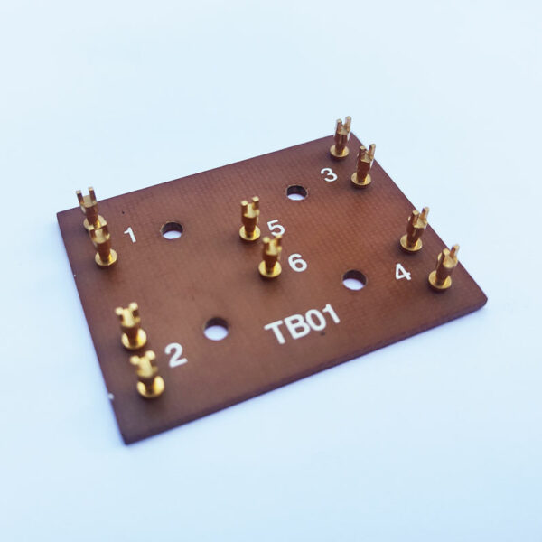 Carte de connexion TB01 en matériau isolant avec broches dorées numérotées – réalisation de précision pour intégration électronique, usinée par CTM Laser