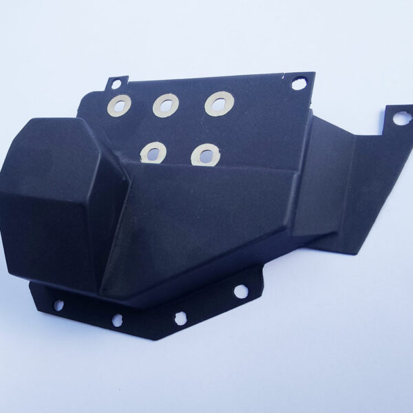 Pièce en tôle fine thermolaquée noire avec perçages renforcés – fabrication sur mesure pour le secteur industriel, pliage de précision et finition technique par CTM Laser.